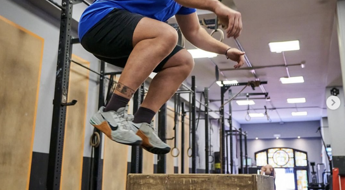 Chico saltando en caja de openbox