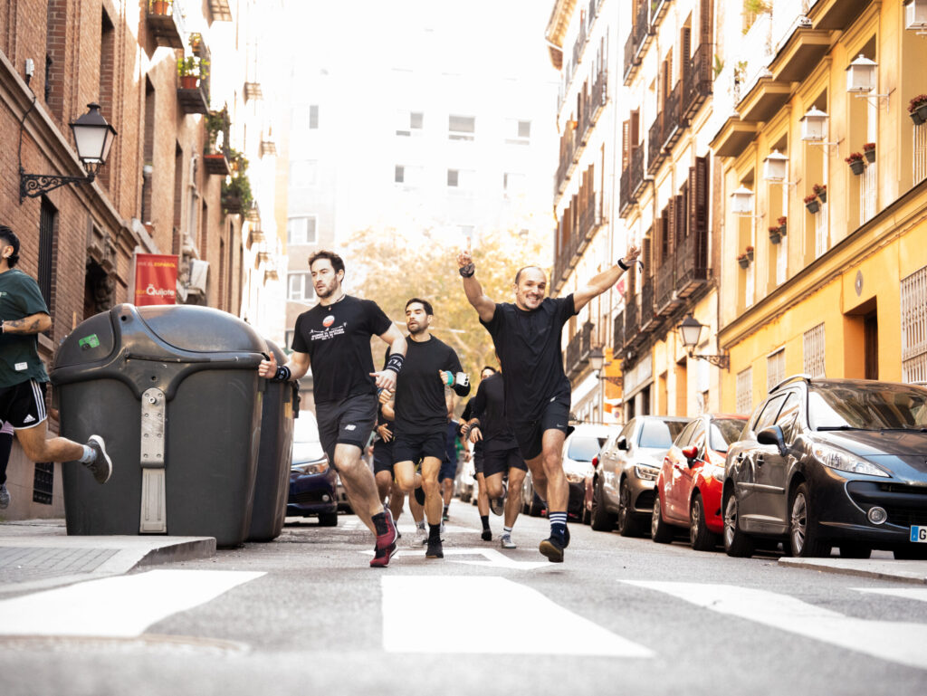 tres chicos corriendo por la calle