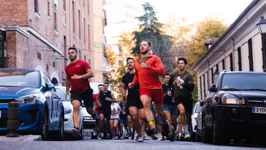 gente corriendo con distinta ropa de colores para el ginmasio