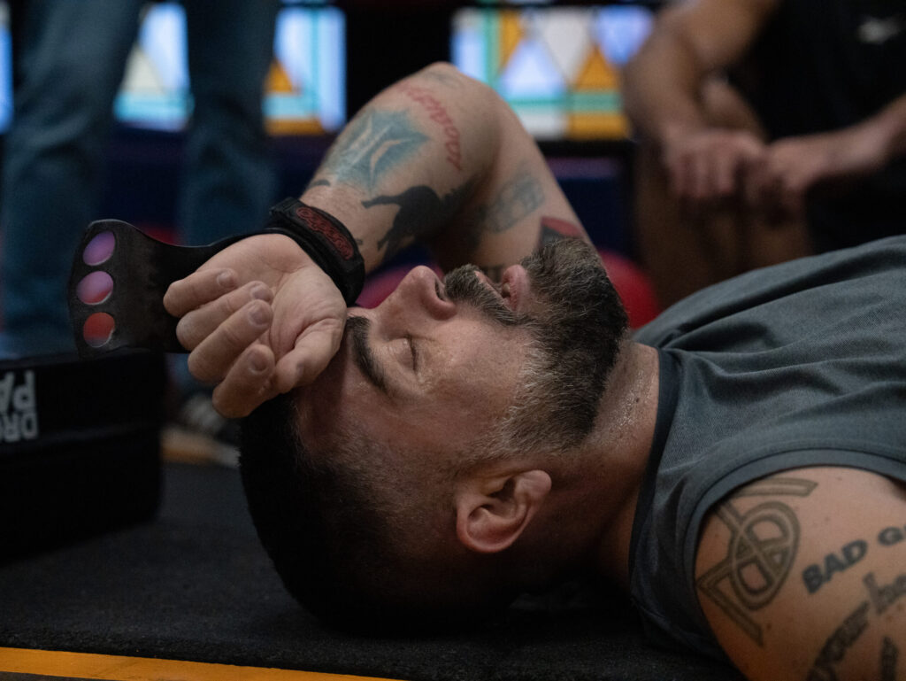 chico descansando tras hacer cardio