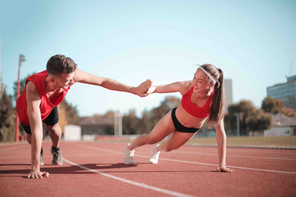 Mujer y hombre haciendo ejercicio de manera regular con buena forma física