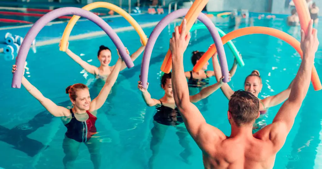 Gente haciendo aquagym para lograr sus beneficios