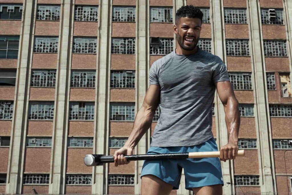 hombre realizando una rutina de resistencia