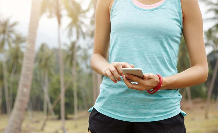 Mujer utilizando aplicaciones para monitorizar el deporte que hace