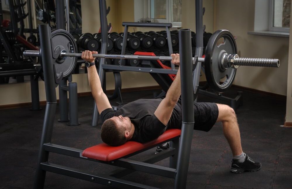 Hombre haciendo press de banca