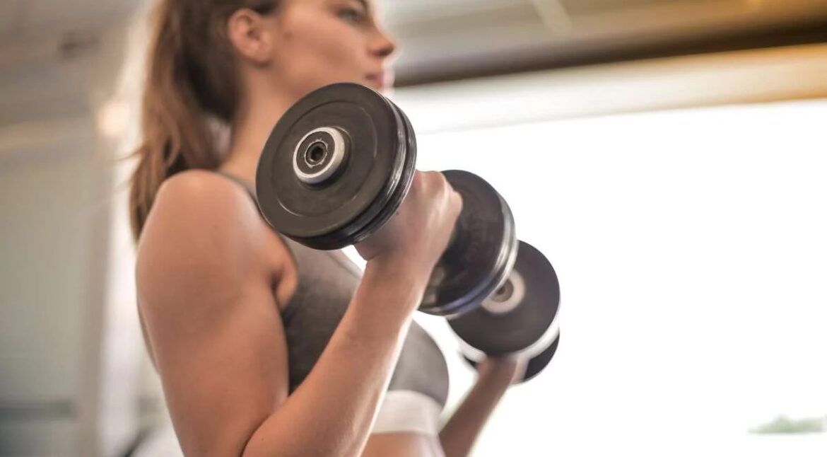 Mujer levantando pesas
