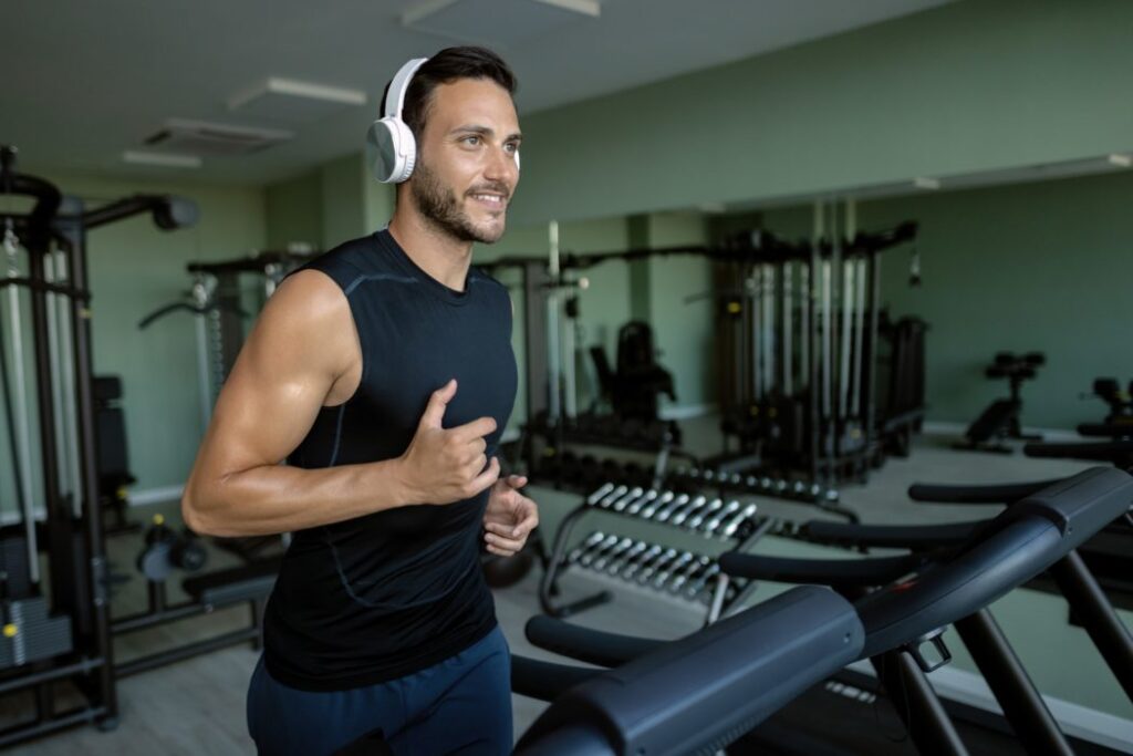Hombre escuchando musica en el gimnasio