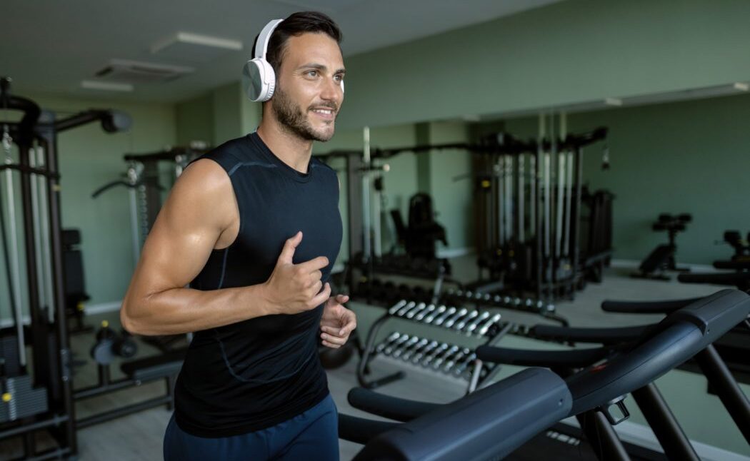 Hombre escuchando musica en el gimnasio