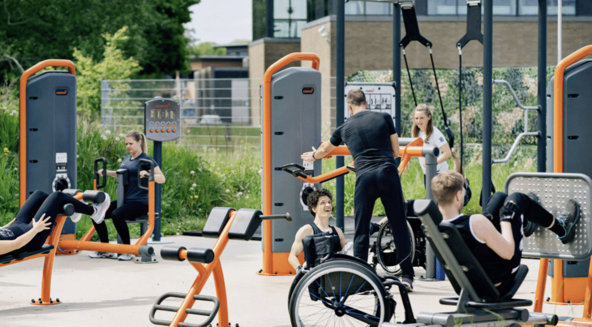 grupo de personas con discapacidades haciendo ejercicio