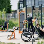 grupo de personas con discapacidades haciendo ejercicio