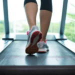 pies corriendo en máquina de correr