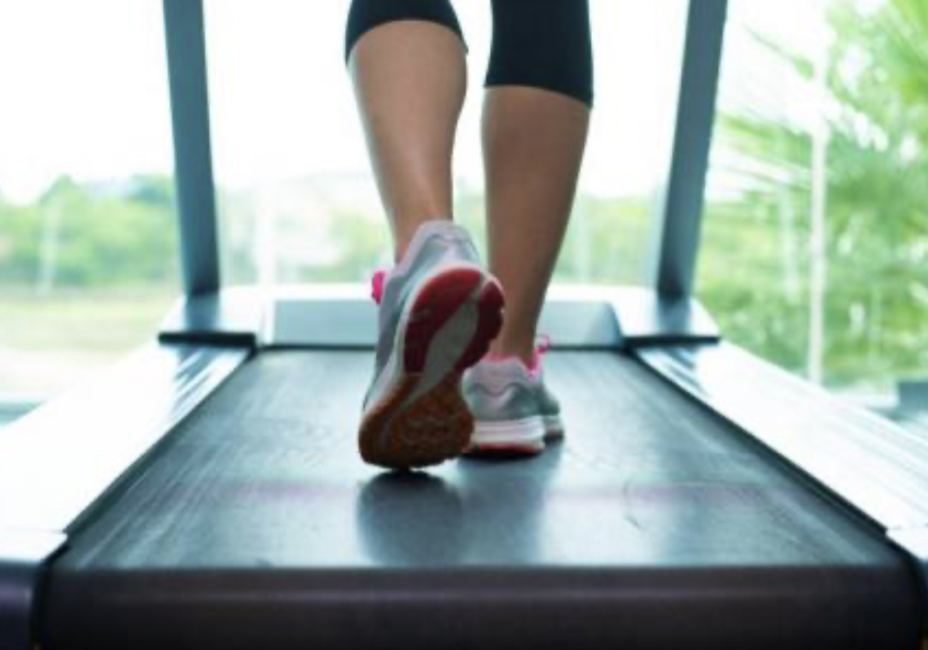 pies corriendo en máquina de correr