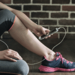 persona sentada descansando de hacer deporte y escuchando música