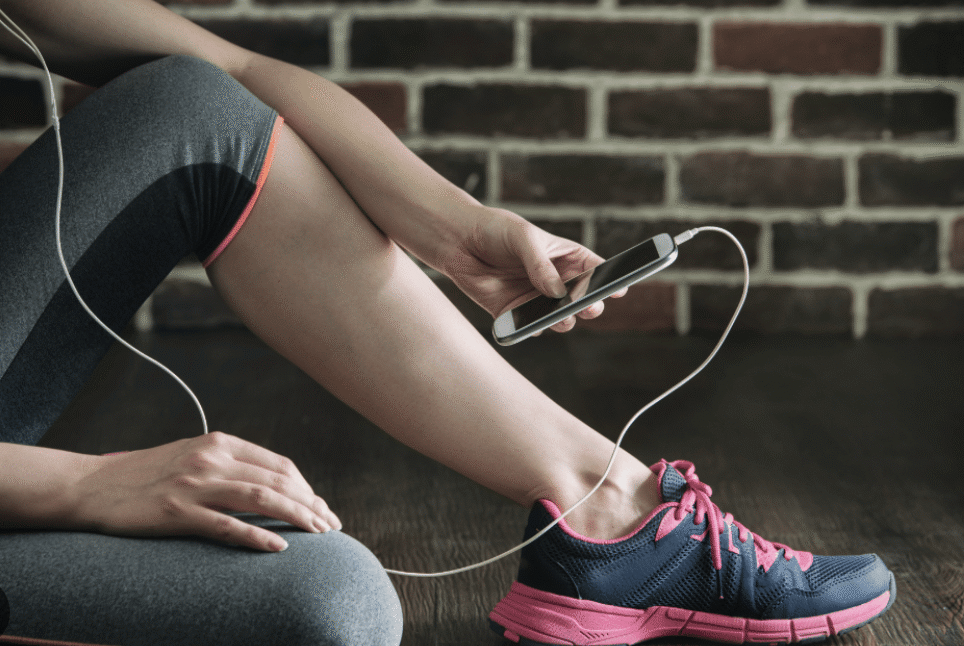 persona sentada descansando de hacer deporte y escuchando música