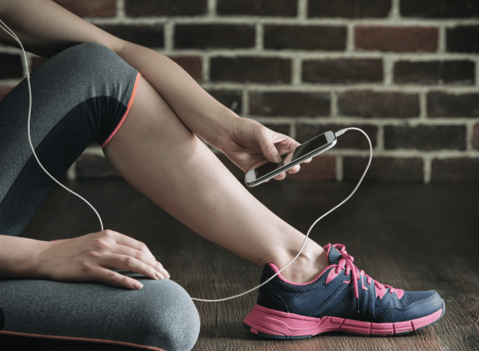 persona sentada descansando de hacer deporte y escuchando música