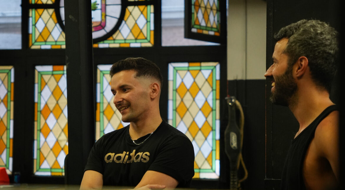 chicos hablando en un gimnasio