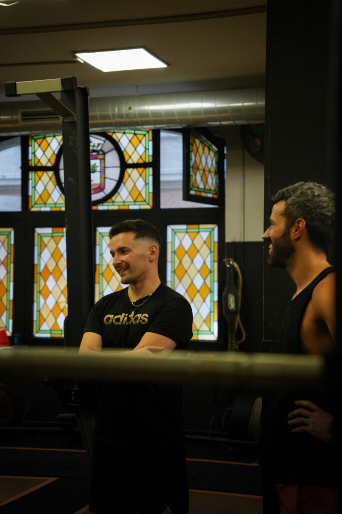 chicos hablando en un gimnasio