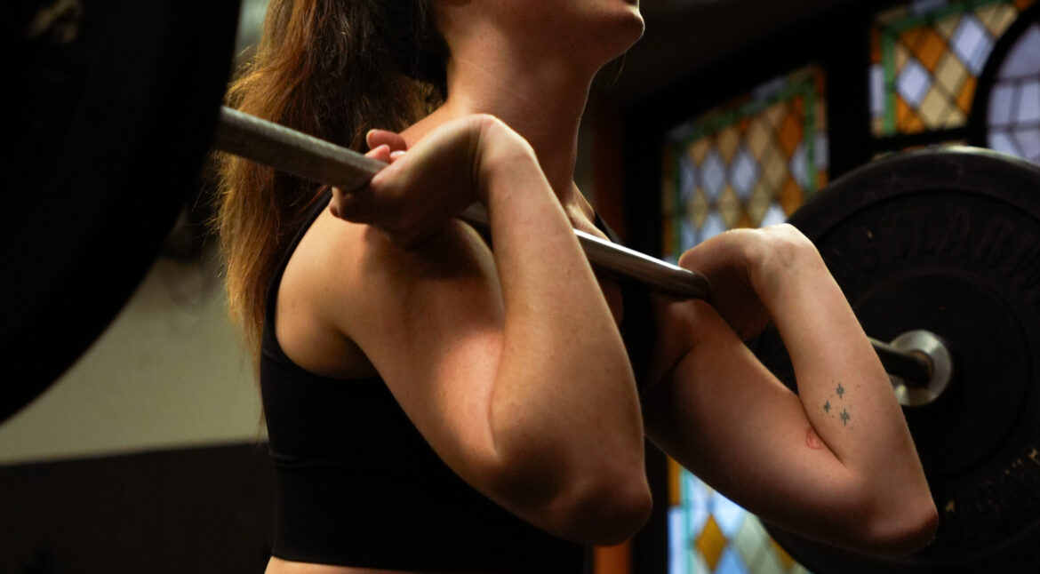 chica sonriendo haciendo pesas