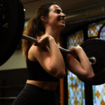 chica sonriendo haciendo pesas