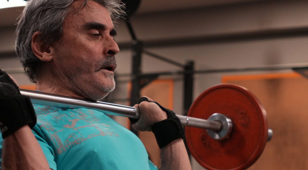señor levantando pesas