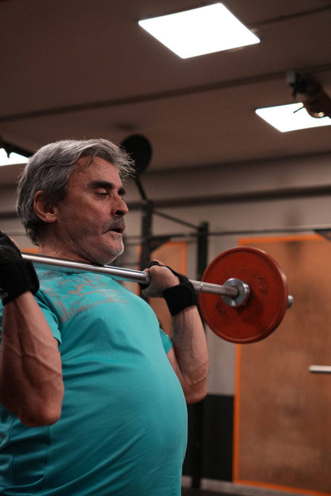 señor levantando pesas